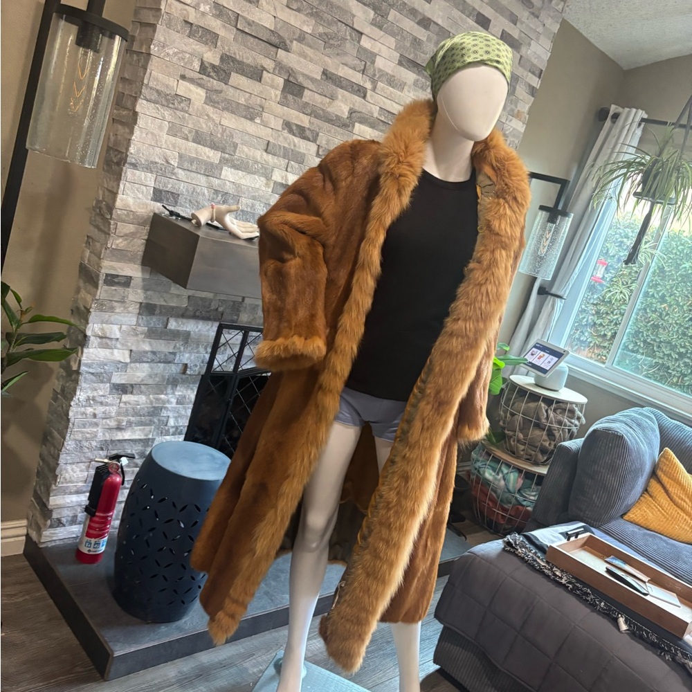 Stylish Faux Fur Coat with Black Top - Picture 4 of 4